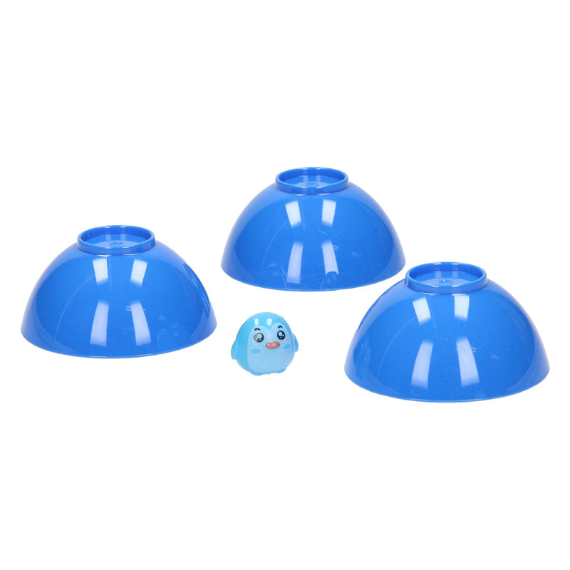 Jouer à un jeu de balle avec un animal