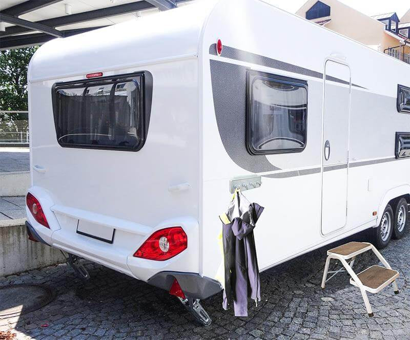 Porte-manteau pour caravane à système ferroviaire