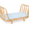 Lit de poupée en rotin avec matelas bleu