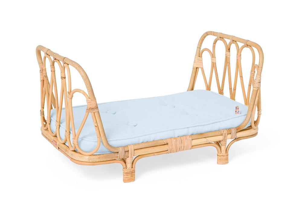 Lit de poupée en rotin avec matelas bleu