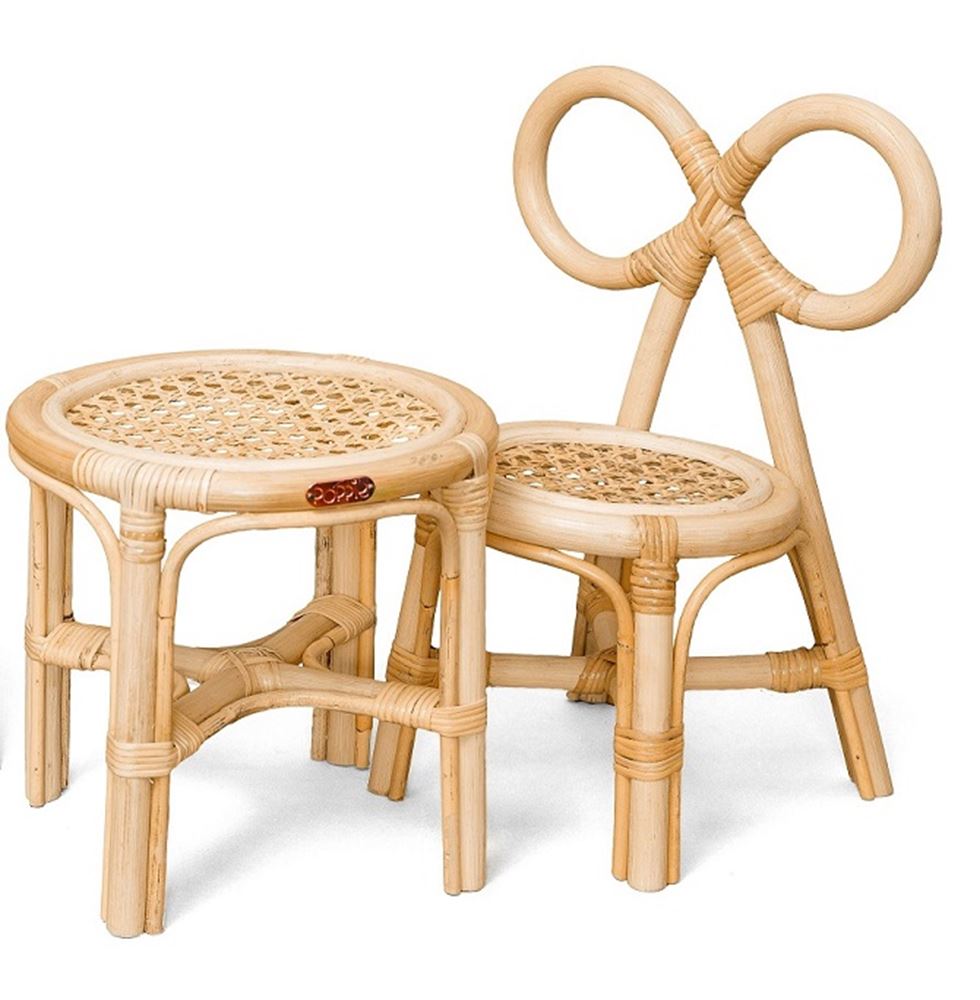 Chaise et table de poupée en rotin.
