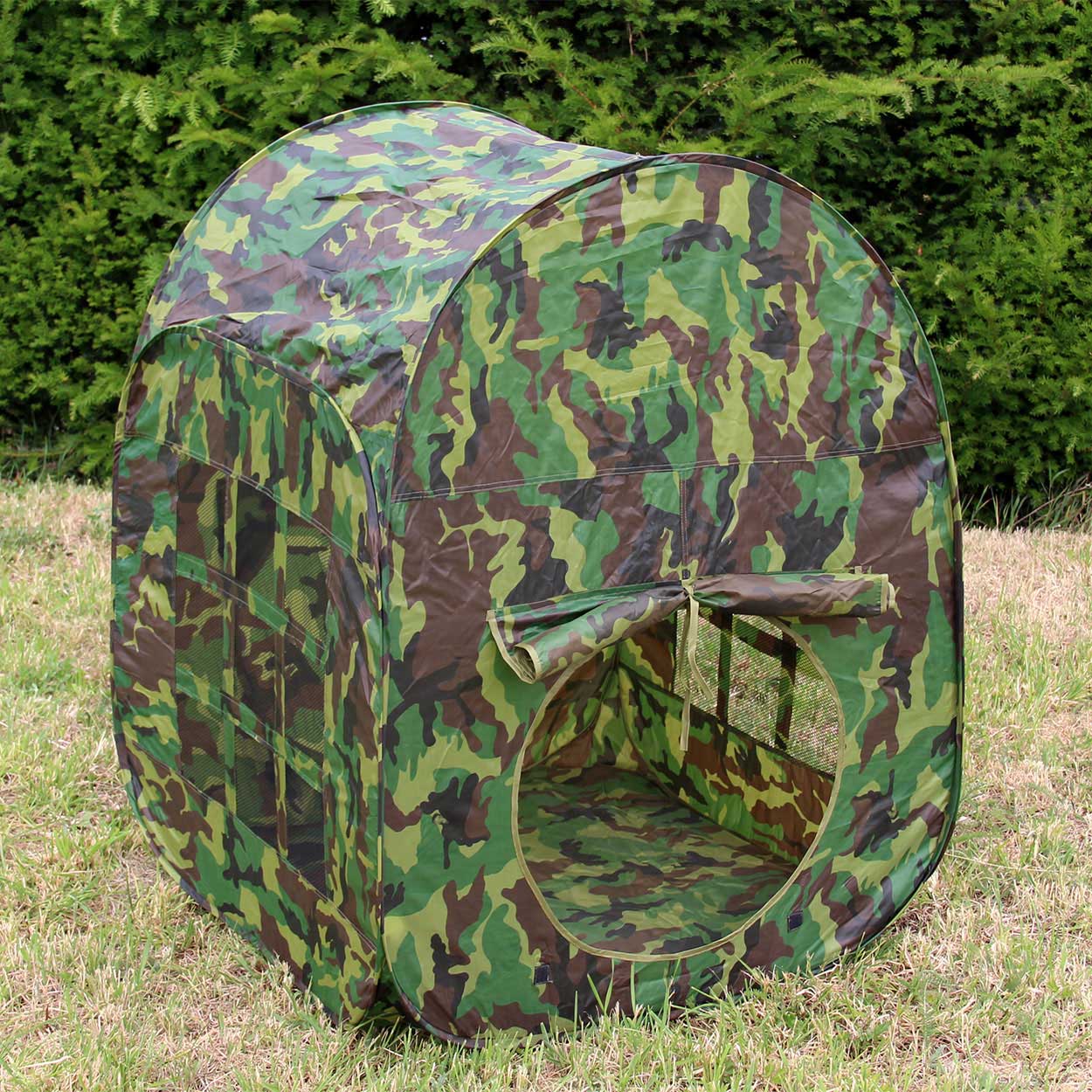 Jouer au camouflage de la tente