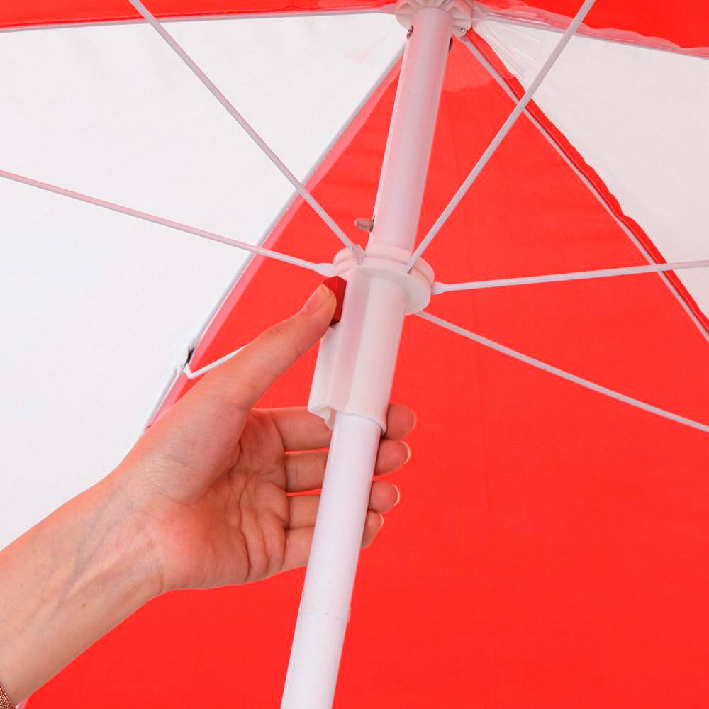 Terrain de jeu de sable et d'eau avec parasol