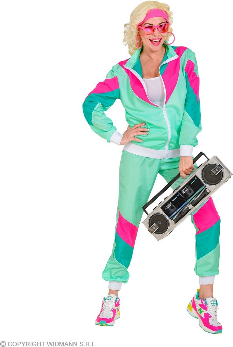 Finidi devient fou avec un mauvais costume de survêtement rétro vert