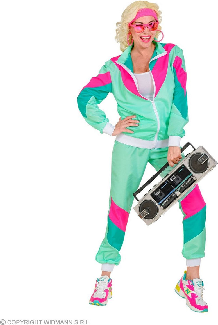 Finidi devient fou avec un mauvais costume de survêtement rétro vert
