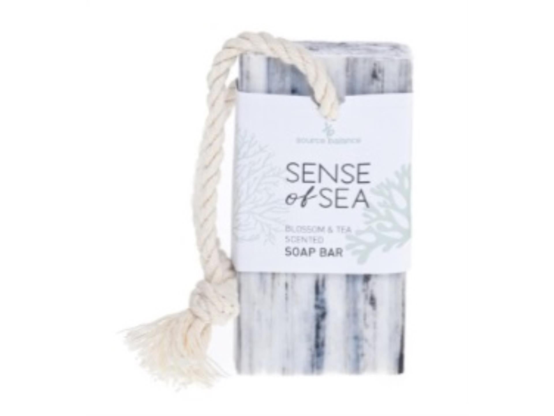 Source équilibre sens du savon spa sur un thé à la fleur de cordon