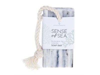 Source équilibre sens du savon spa sur un thé à la fleur de cordon