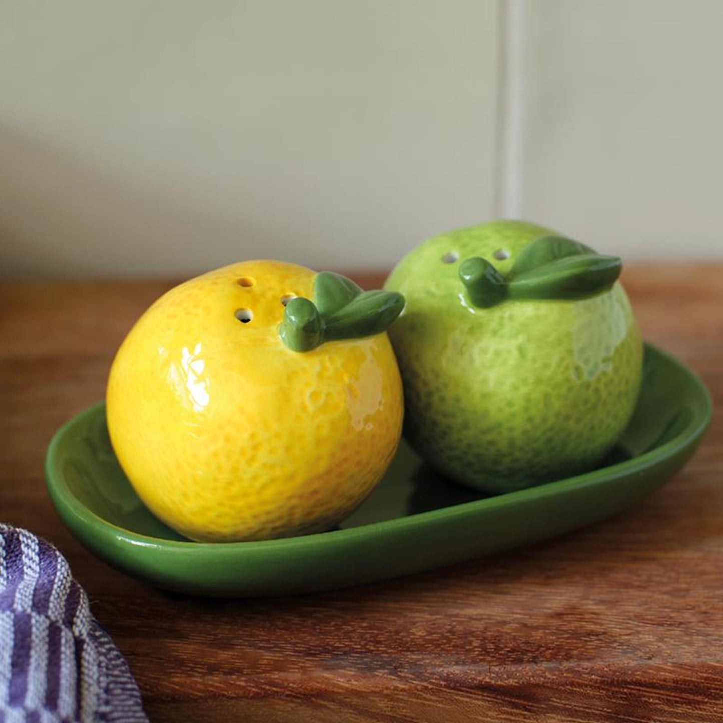Salière et poivrière Decoris citron sur balance