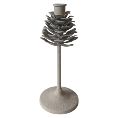 Bougeoir ambiance Manoir pomme de pin sur socle blanc h22,5cm
