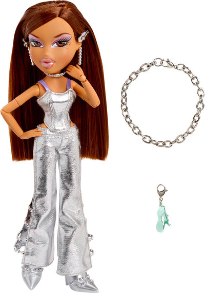 Poupée mannequin Bratz mga charmz yasmin avec bracelet à breloques et accessoires.