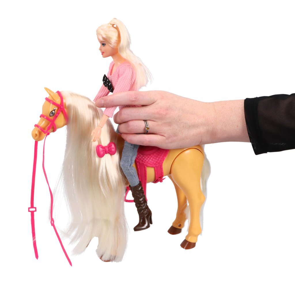 D'autres marques passent avec un véritable ensemble de speel de cheval de marche
