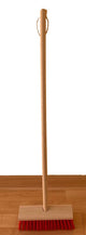 Balai de rue pour enfants en PVC rouge. 80 cm. 3+