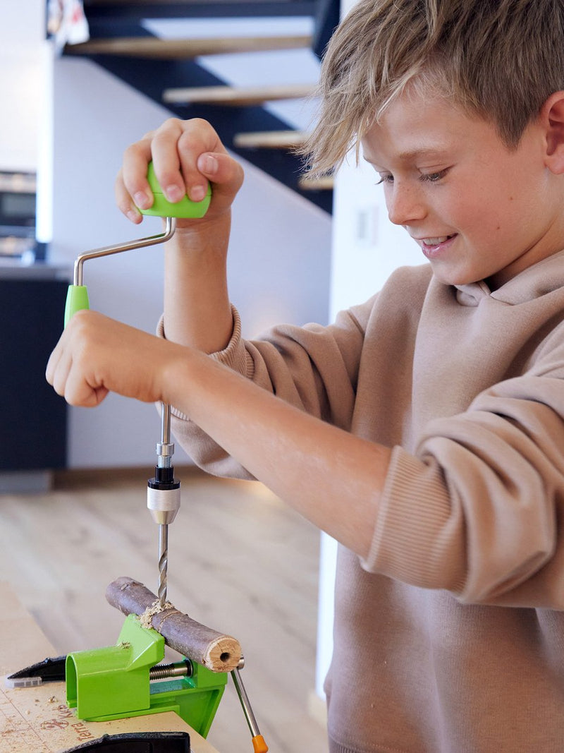 Haba terra kids - perceuse rotative manuelle pour les jeunes aventuriers et amateurs.