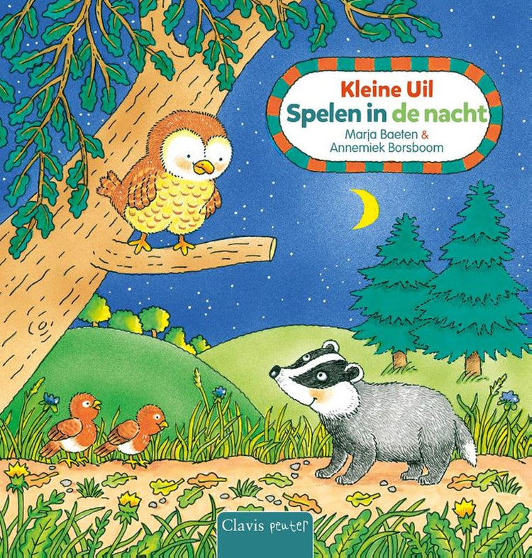 Petit hibou, jouant dans la nuit 2+