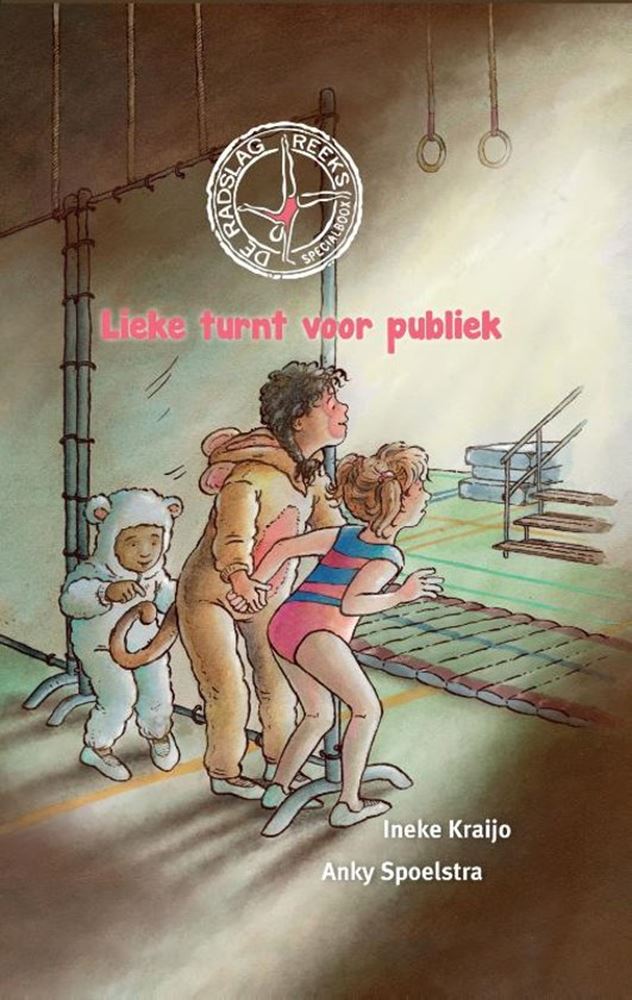 Lieke fait de la gymnastique devant le public. 6+