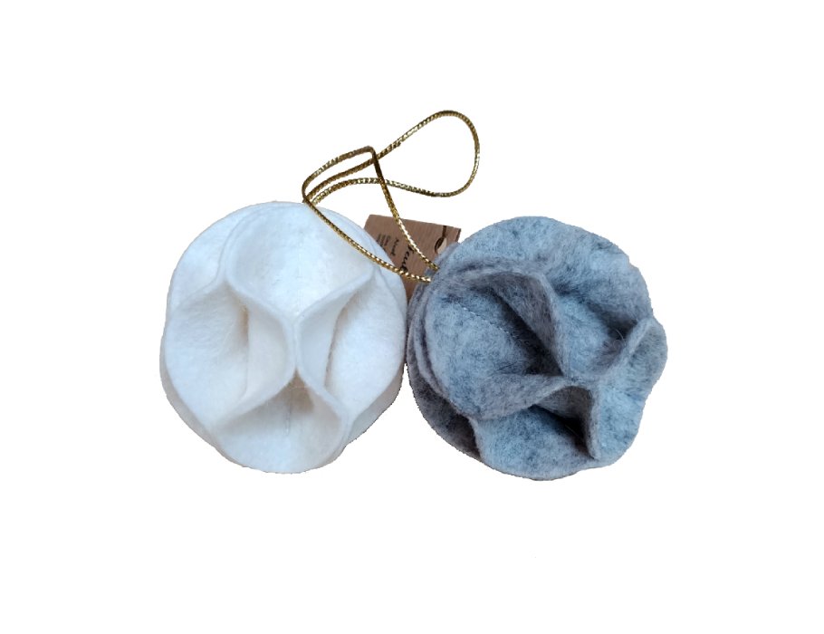 L'ornement de Noël bleu était blanc et gris