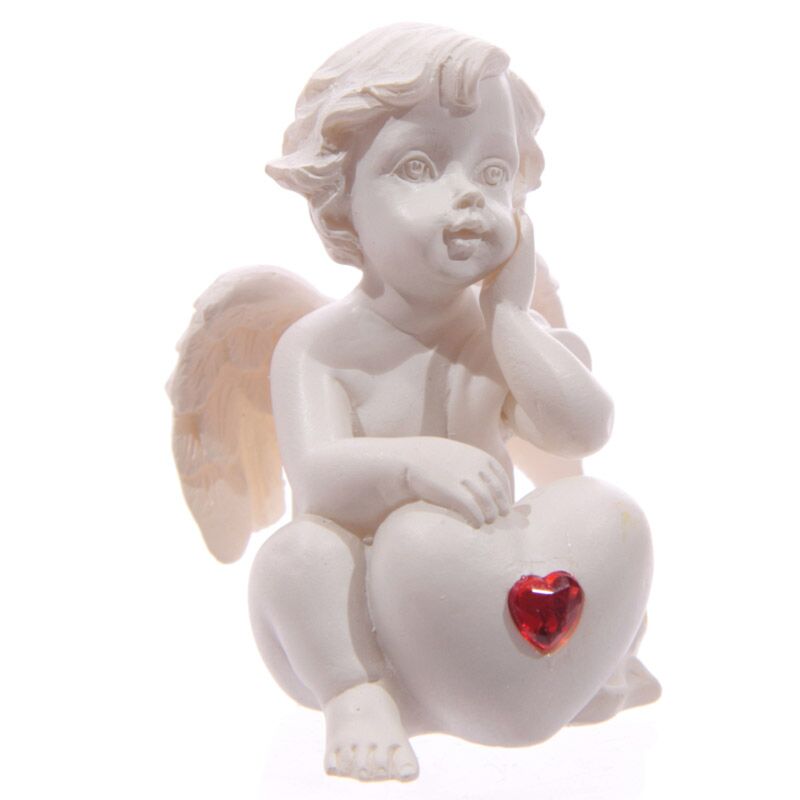 Chérubin blanc assis avec du cœur rouge de la pierre précieuse