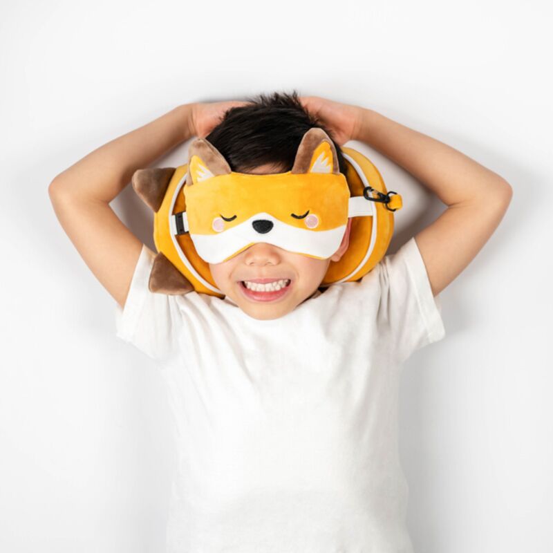 RelaxEazzz Adoramals Finnick de Vos autour du Masque de sommeil du coussin de voyage
