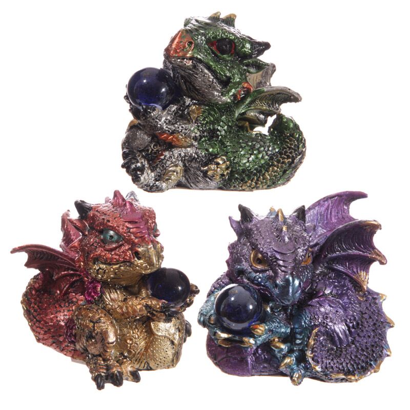 Dragon bébé mignon avec une boule de cristal