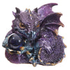 Dragon bébé mignon avec une boule de cristal