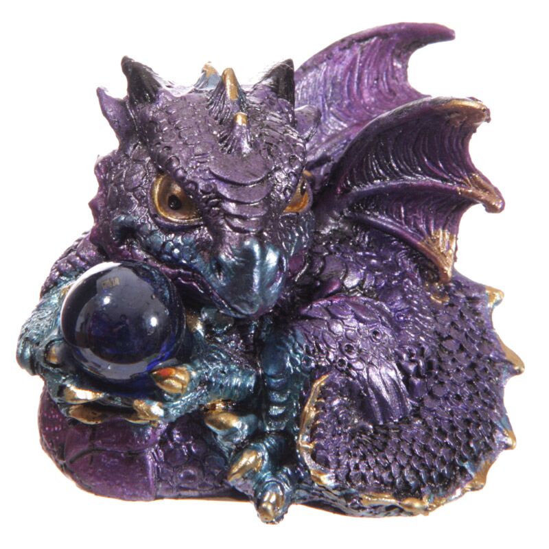Dragon bébé mignon avec une boule de cristal