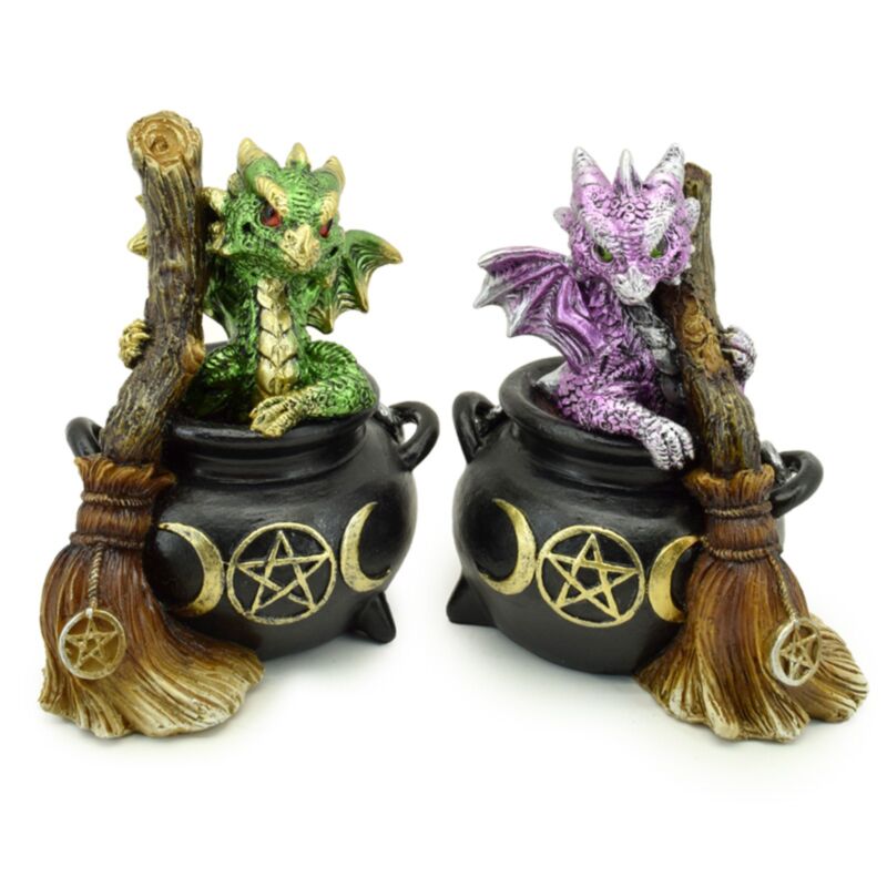 Éléments Baby Dragon en bouilloire de sorcière magique avec balai