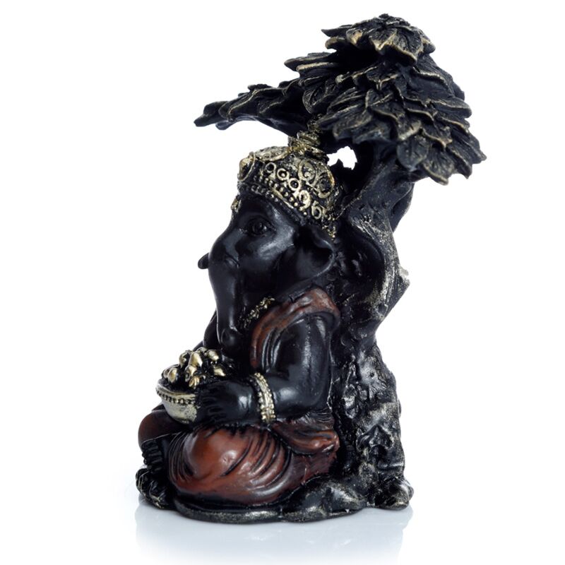 Ganesh en or noir assis sous l’arbre