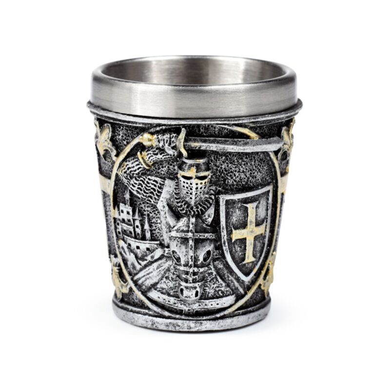 Chevalier médiéval avec verre de verre de bouclier