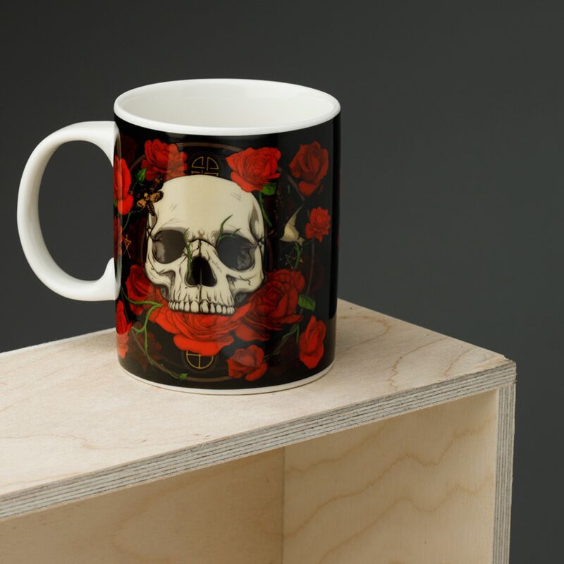 Tasse de porcelaine de roses crânes