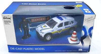 Jonotoys qui jette une voiture de police avec un agent de son et des assiettes
