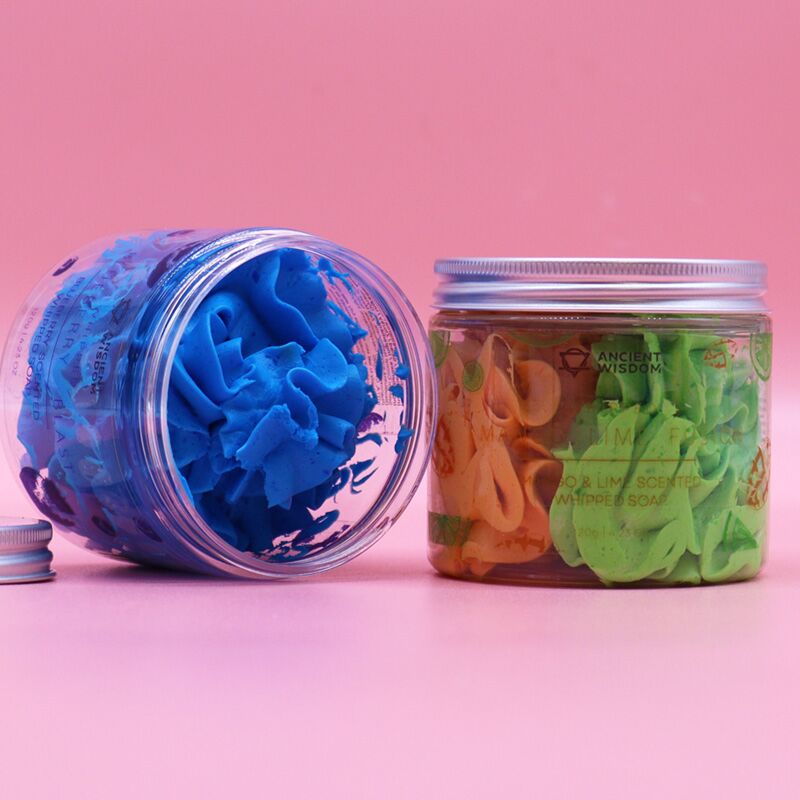 Pot de serre avec lavage de carrosserie à savon fouetté
