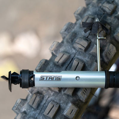 L'incroyable outil de réparation tubeless Dart de Stan