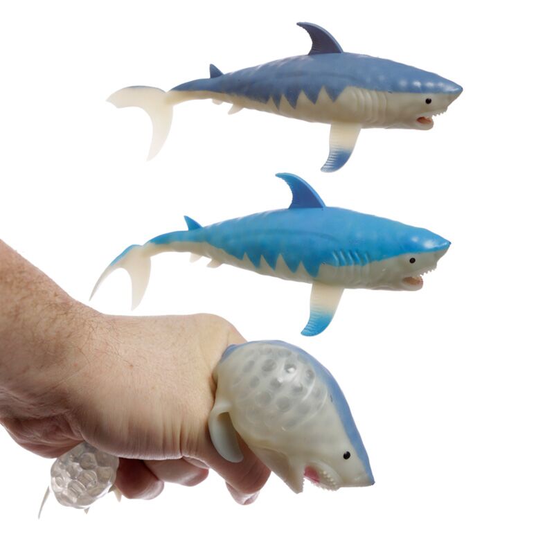 Serrer le requin jouet