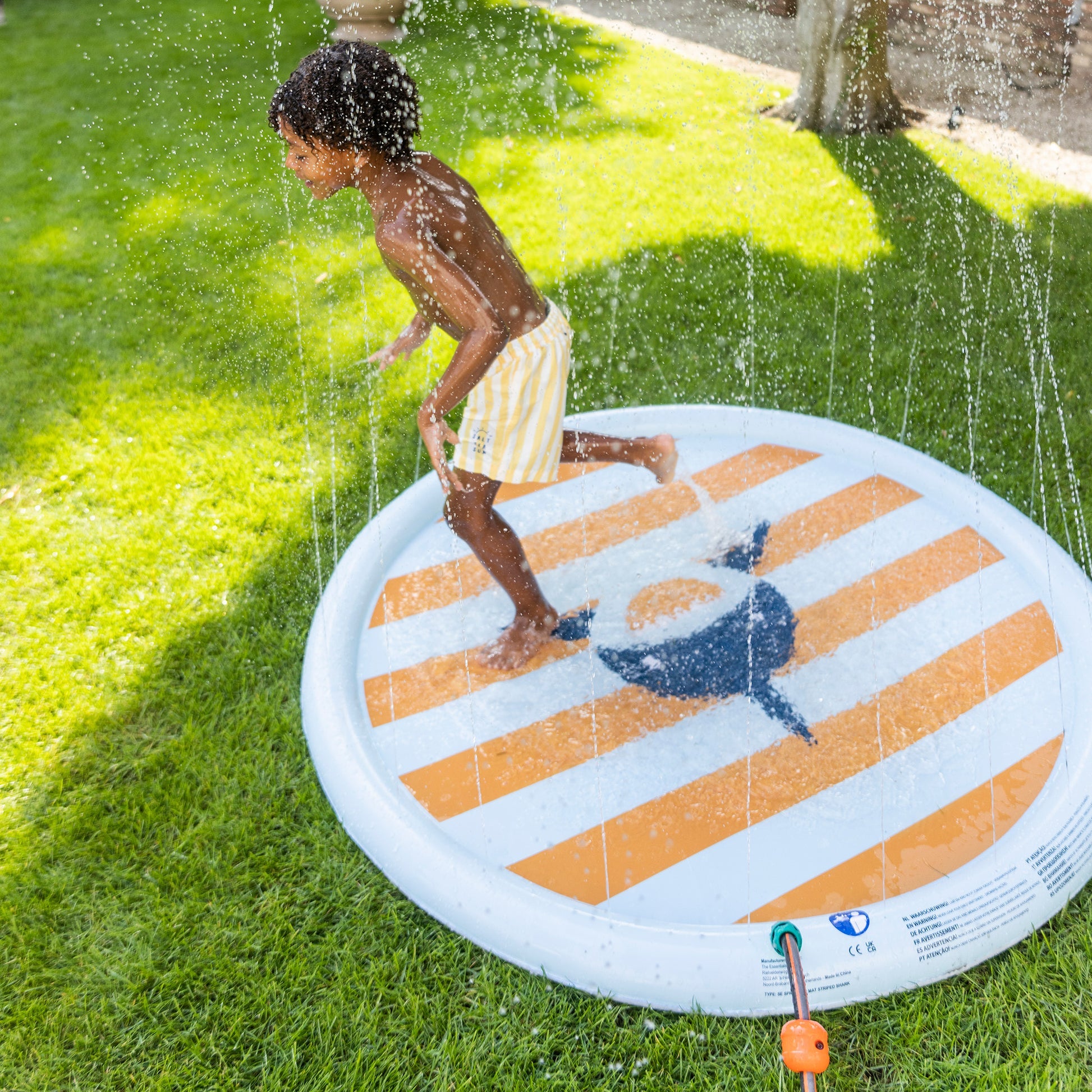 Requin tropical | Mat de jeu d'eau multicolore Ø 150 cm