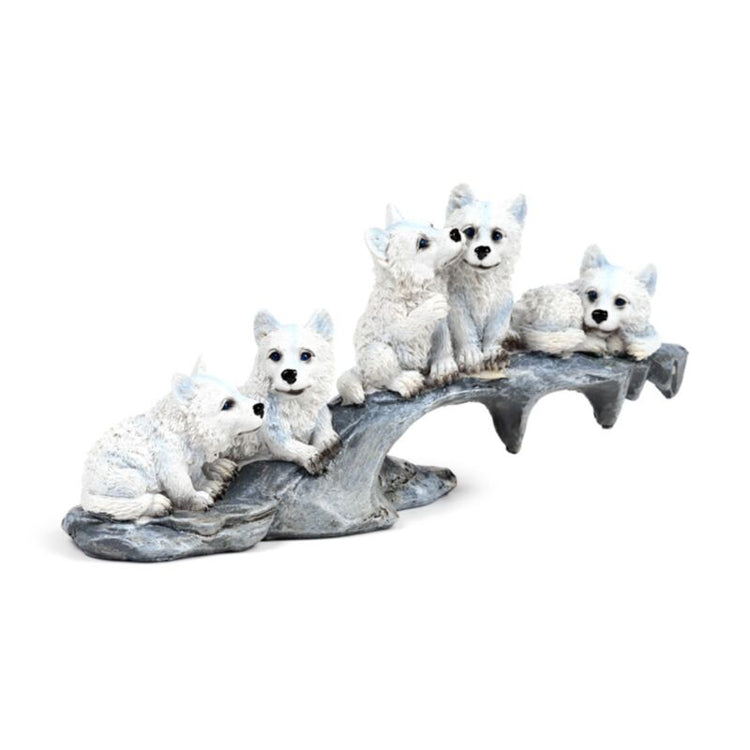 Les chiots de loup jouent sur le rock