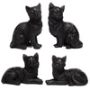 Les statuettes miniatures du collectionneur de chat noir