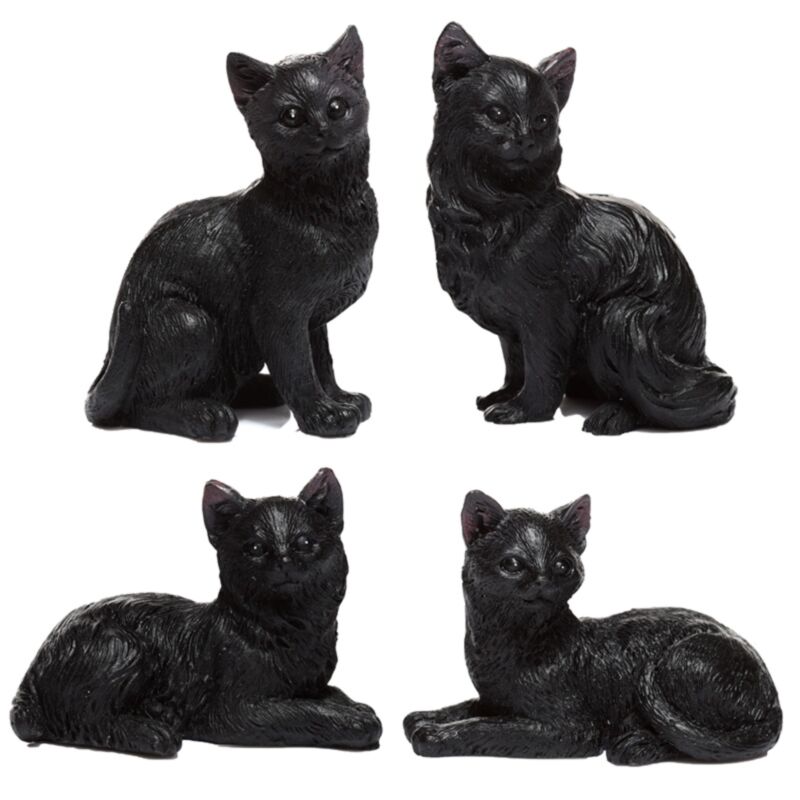 Les statuettes miniatures du collectionneur de chat noir