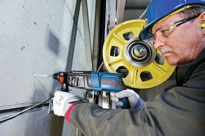 Marteau perforateur professionnel Bosch bleu GBH 2-26 avec SDS-plus | 2,7j 830w - 06112a3000
