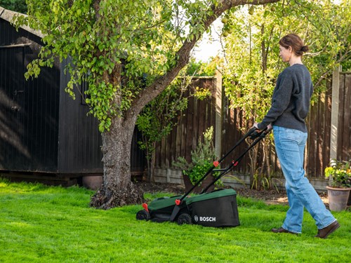 Bosch tondeuse à batterie verte rotak 18v-32 | sans piles ni chargeur | y compris bouchon de paillage - 06008b9p01