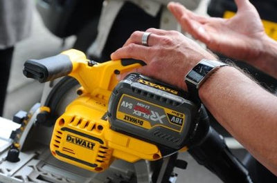 Dewalt dcs520t2r xr scie circulaire plongeante flexvolt 54v 165mm + rail de guidage - dcs520t2r-qw