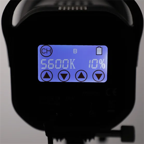 FALCON EYES BI-COLOR LED LAMPE DIMMable BL-10TD sur la démo de batterie