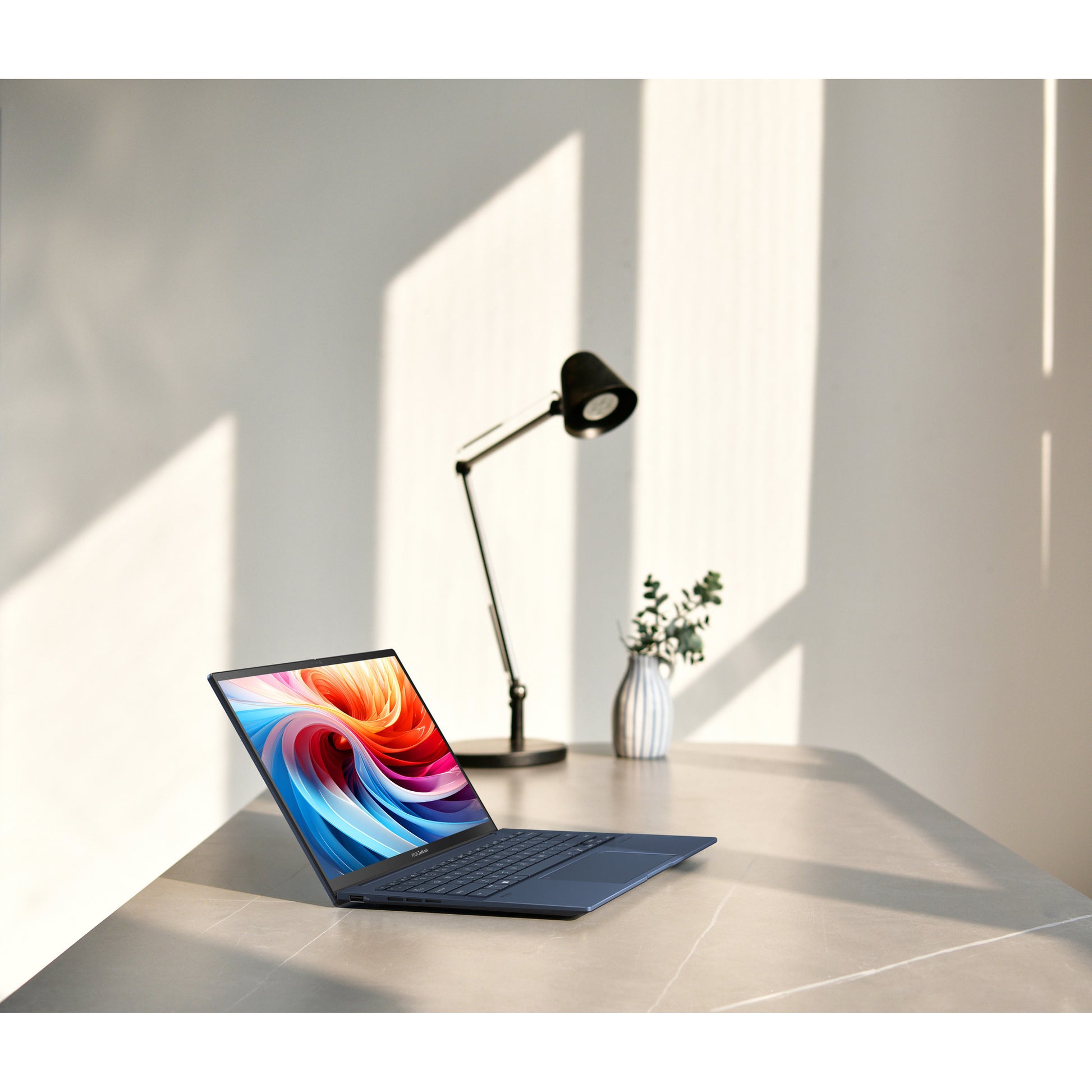 Ordinateur portable Asus ZenBook 14 OLED UX3405ca-QD012W 14 (bleu | Core Ultra 7 255h | Arc 140t | 32 Go | SSD 1 To)