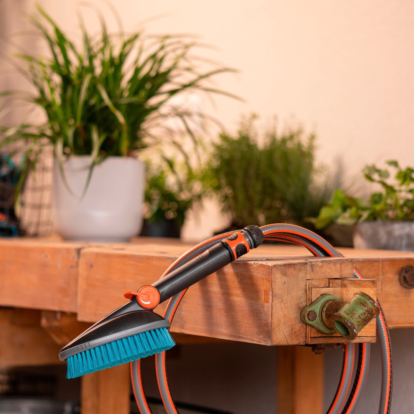 Gardena CleanSystem Hand Brush M dures, avec une connexion de tuyau