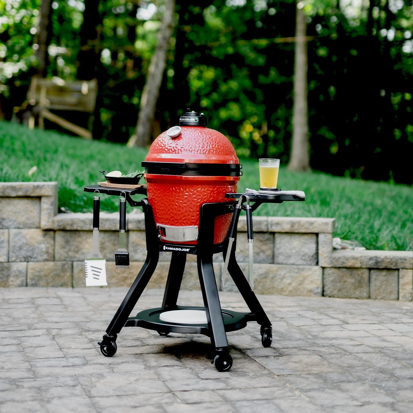 Kamado Joe Joe Jr-kar avec des tables latérales