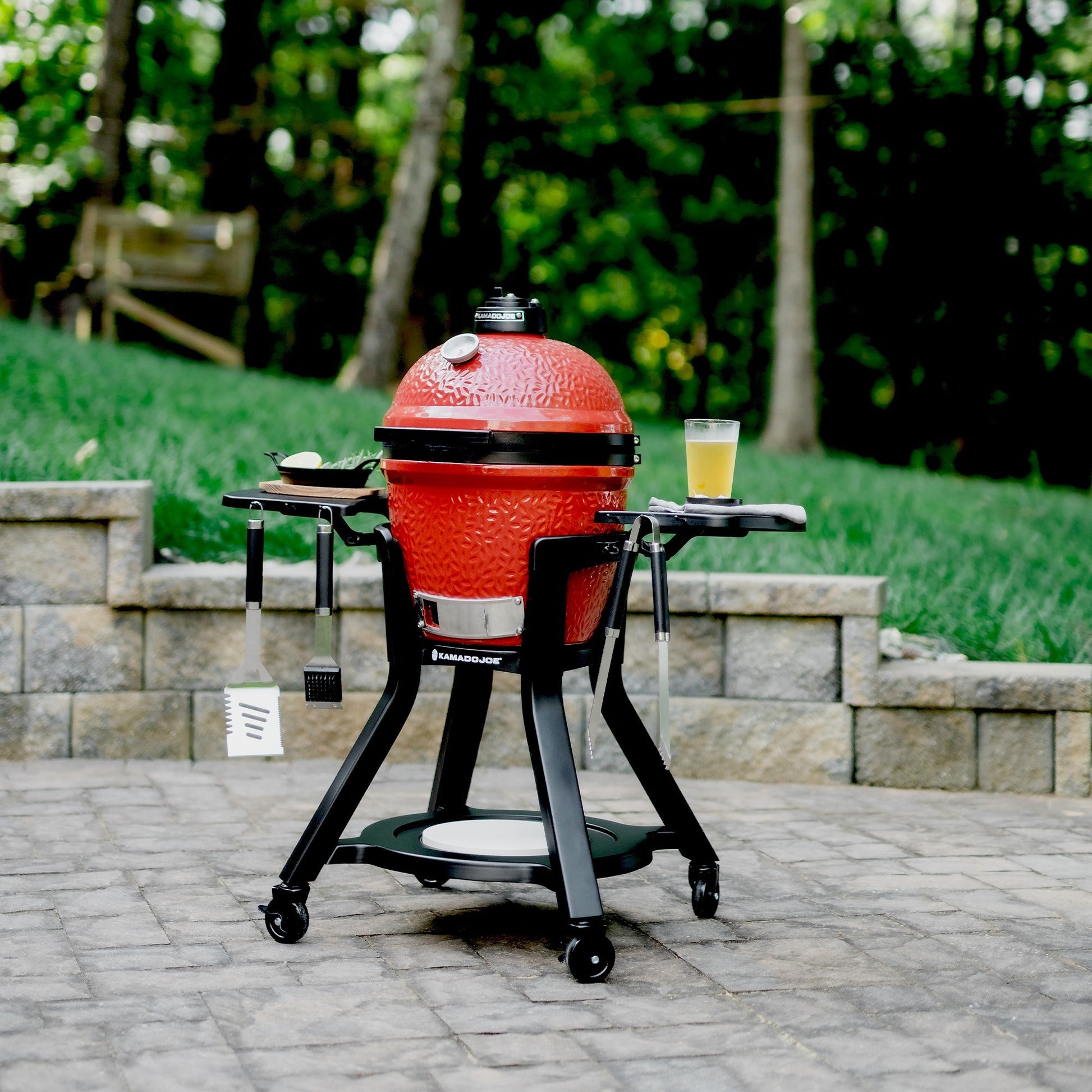 Kamado Joe Joe Jr-kar avec des tables latérales