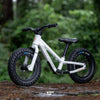 Les enfants montent sur un vélo d'équilibre Dirt Hero avec fusil de chasse 12