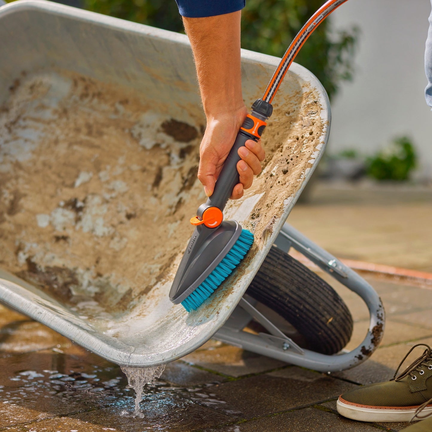 Gardena CleanSystem Hand Brush M dures, avec une connexion de tuyau