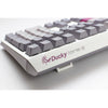 Ducky one 3 mist gray, clavier (gris clair, disposition américaine, rouge cerise mx, led rgb, pbt double-shot, remplaçable à chaud, mécanique charlatan)