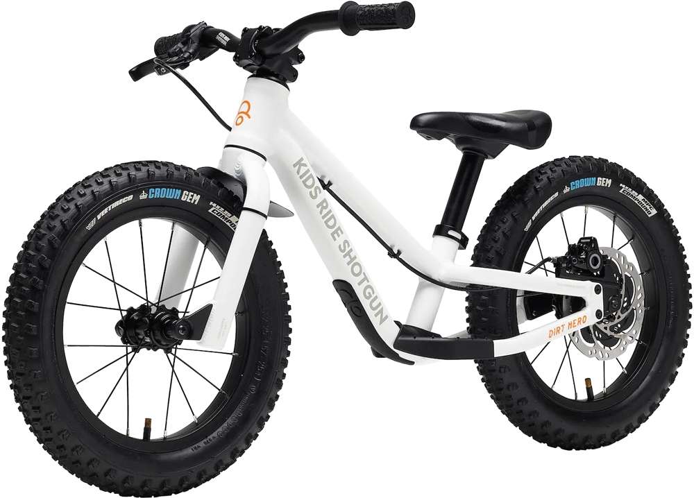 Les enfants montent sur le vélo d'équilibre Magura Dirt Hero 14