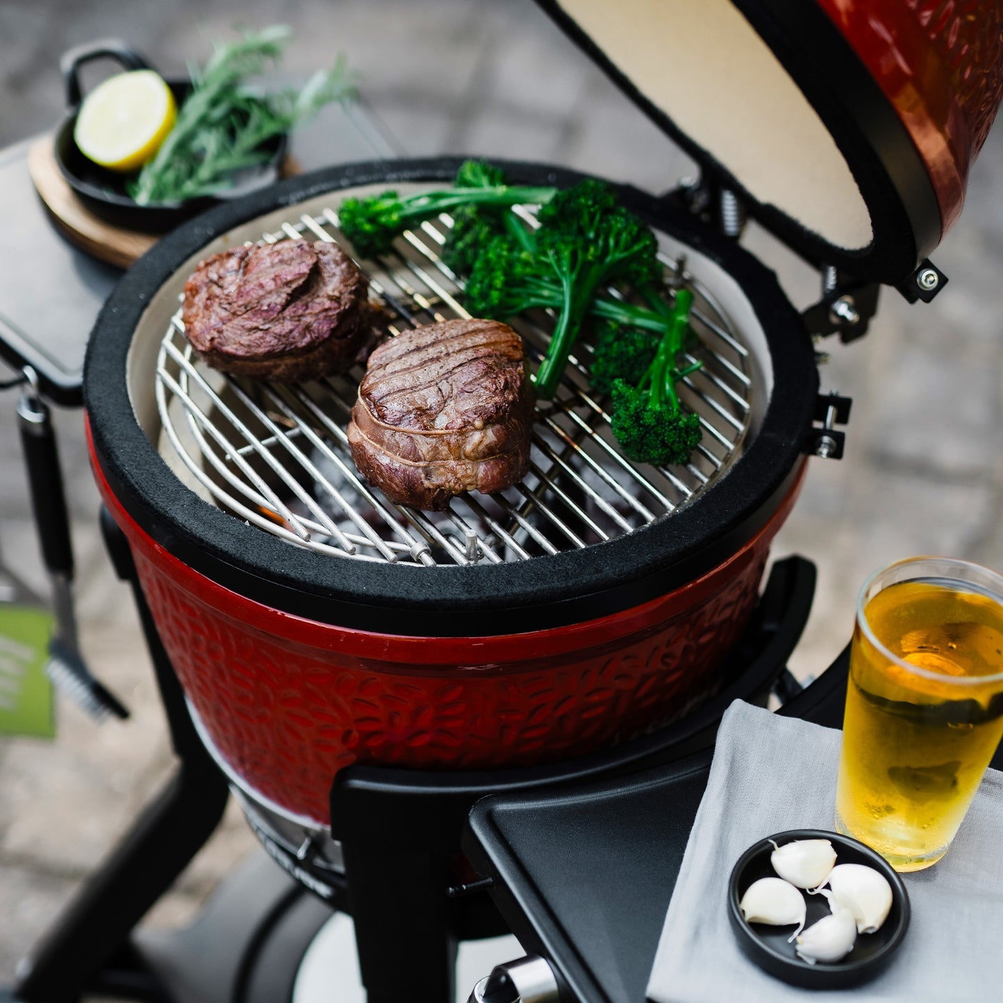 Kamado Joe Joe Jr-kar avec des tables latérales